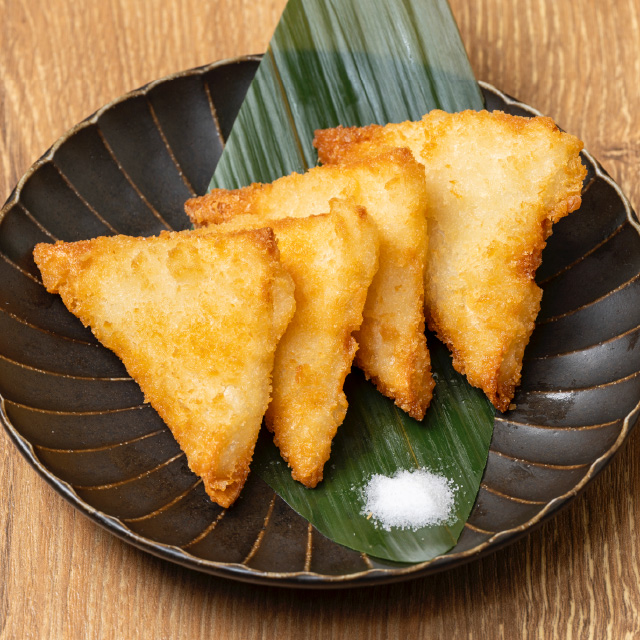 ３種チーズと魚のすり身の三角揚げ